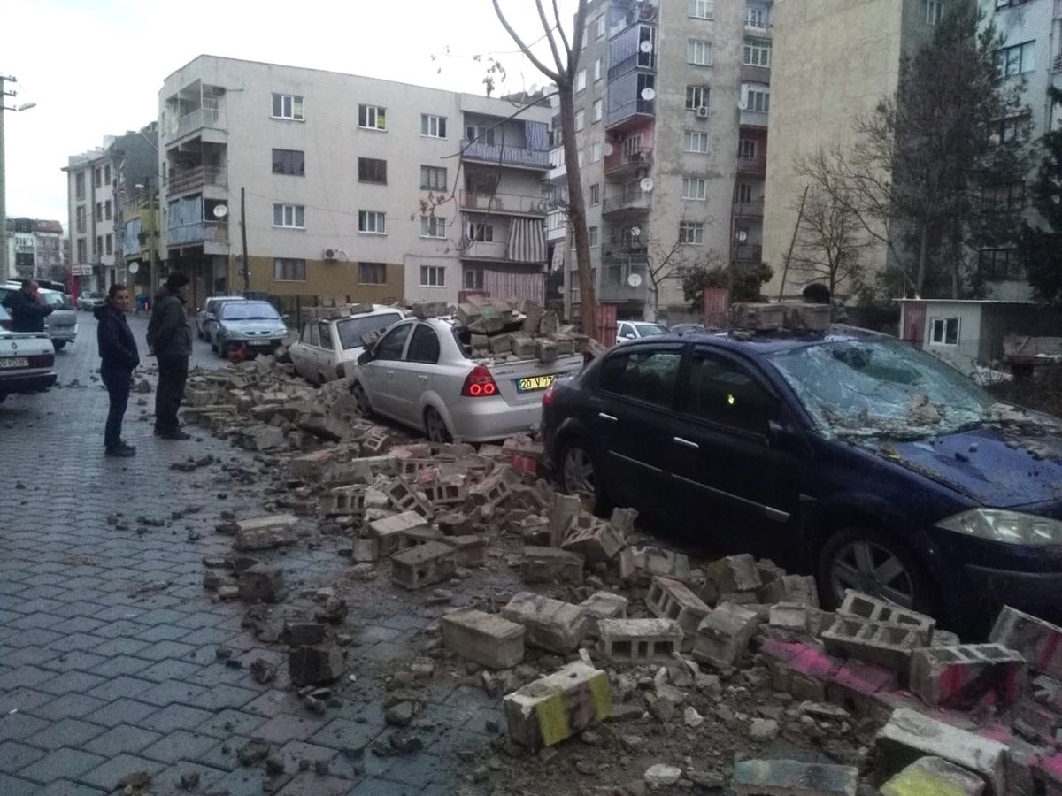 Şiddetli Rüzgar Nedeniyle Araçların Üzerine Duvar Devrildi