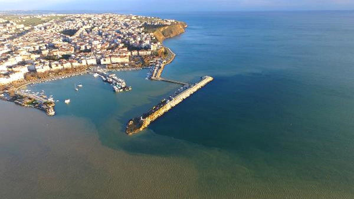 Silivri\'de Deniz Kahverengiye Büründü
