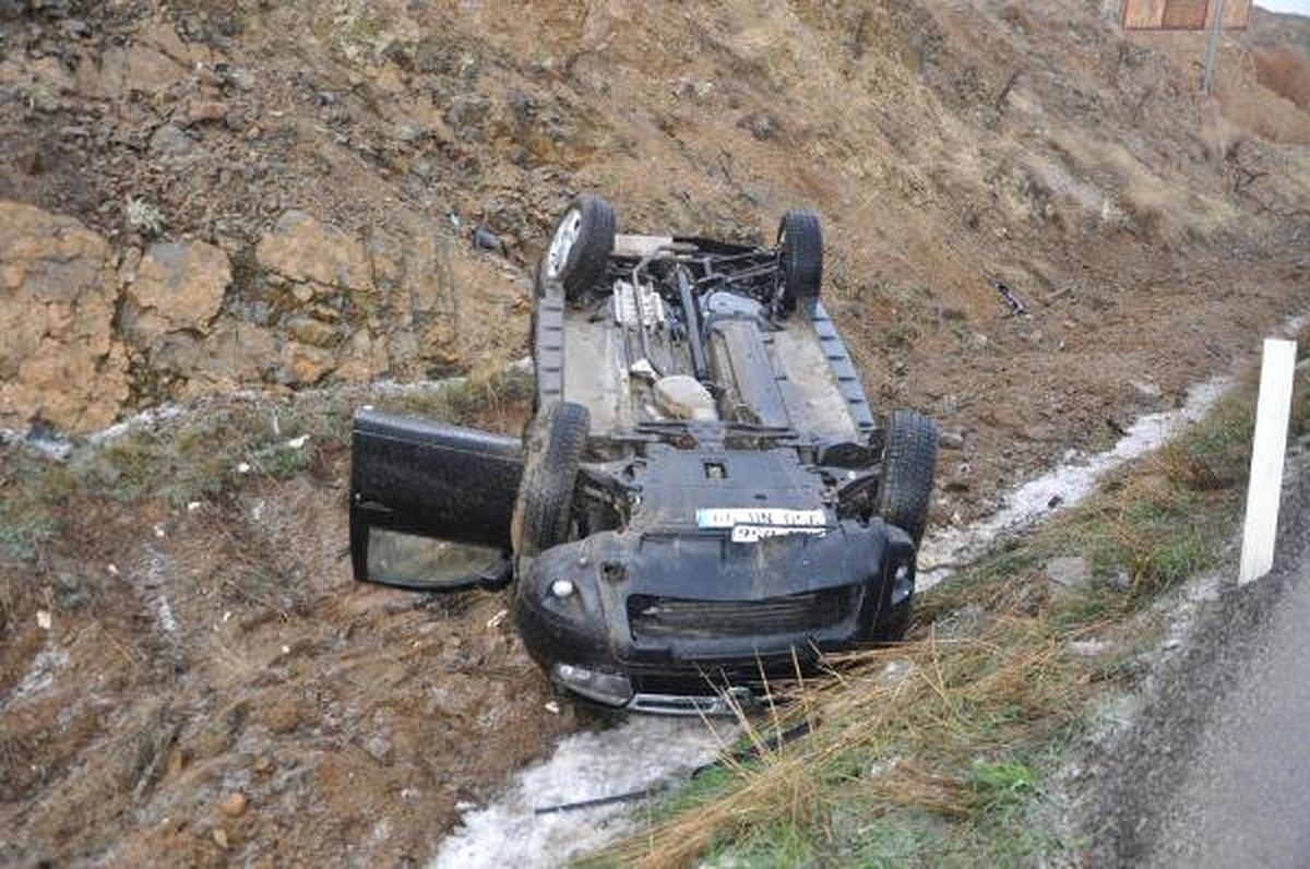 Su Dolu Çukura Düşen Otomobildeki Kadını, Aynı Yerde Kaza Yapan 2 Genç Kurtardı