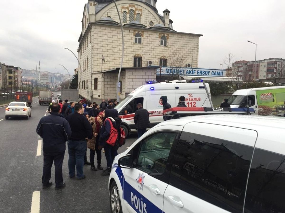 Sultangazi\'de Üst Geçidi Kullanmayan Gence Araç Çarptı