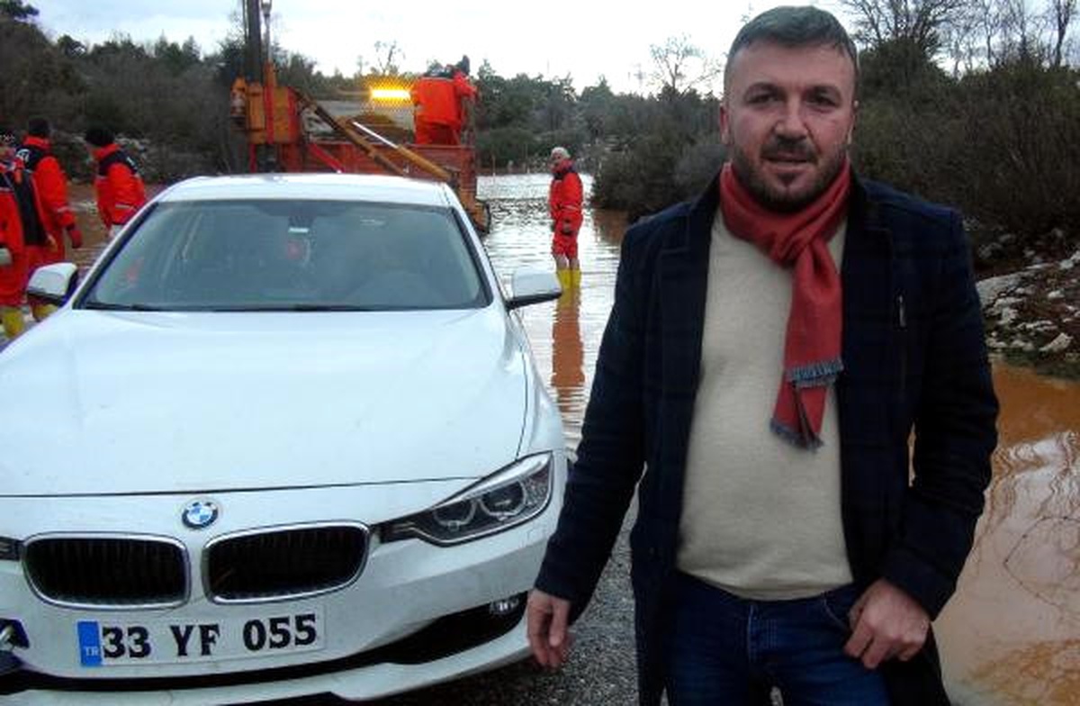 Suyun Ortasında Mahsur Kalan Otomobilin Sürücüsü Kurtarıldı
