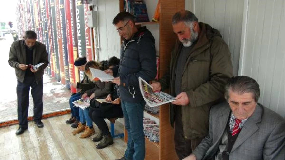 Tunceli\'de Kitap Dekorlarıyla Klimalı Duraklar Kuruldu