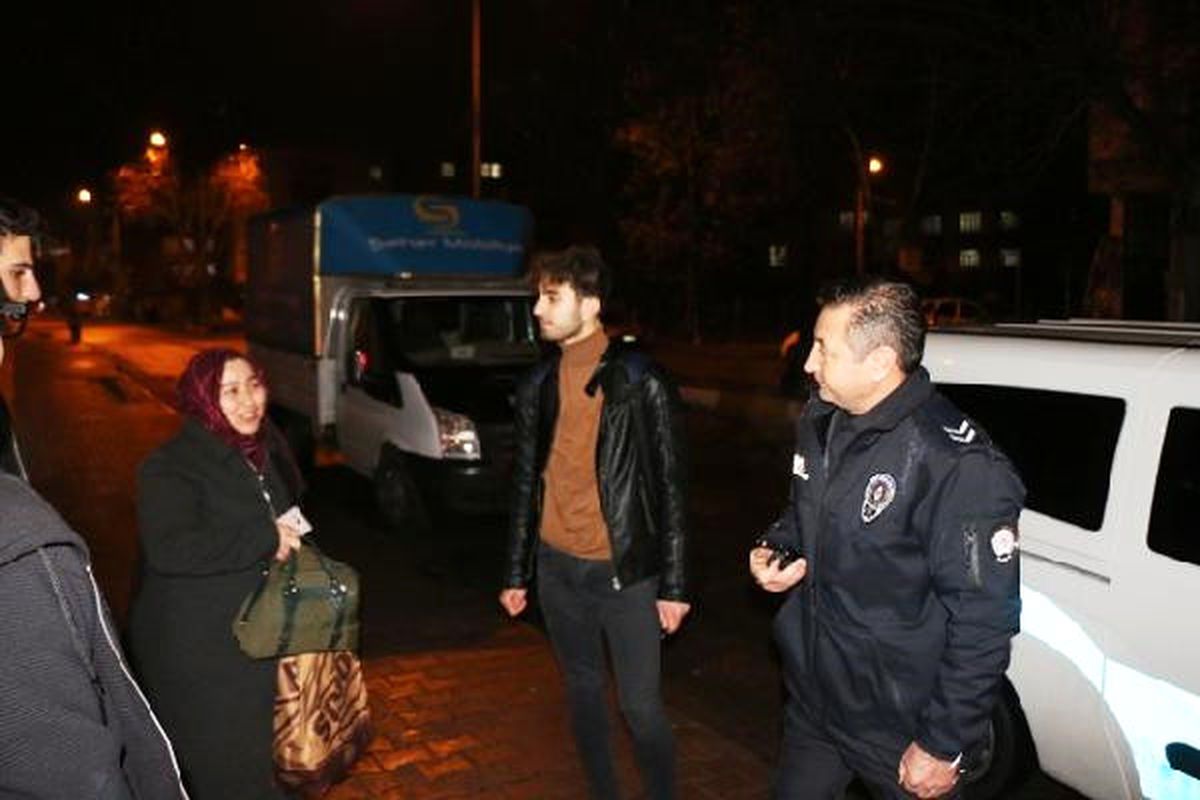 Üniversite Öğrencisi Bulduğu Para Dolu Çantayı Sahibine Teslim Etti