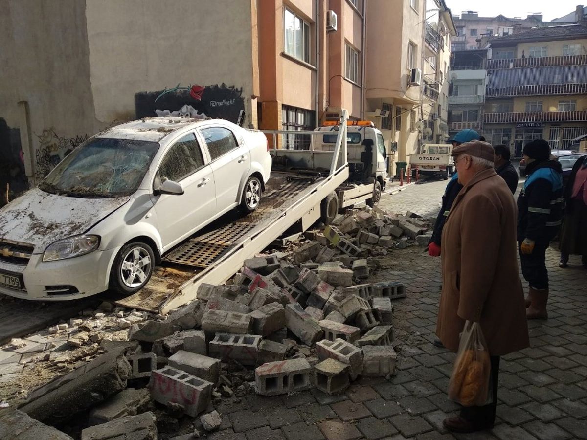 Üzerine Duvar Yıkılan Araçlar Olay Yerinden Kaldırıldı