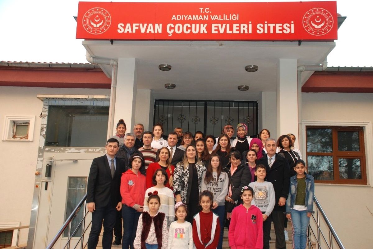 Vali Eşi Pekmez Sevgi Evlerindeki Çocuklarla Bir Araya Geldi