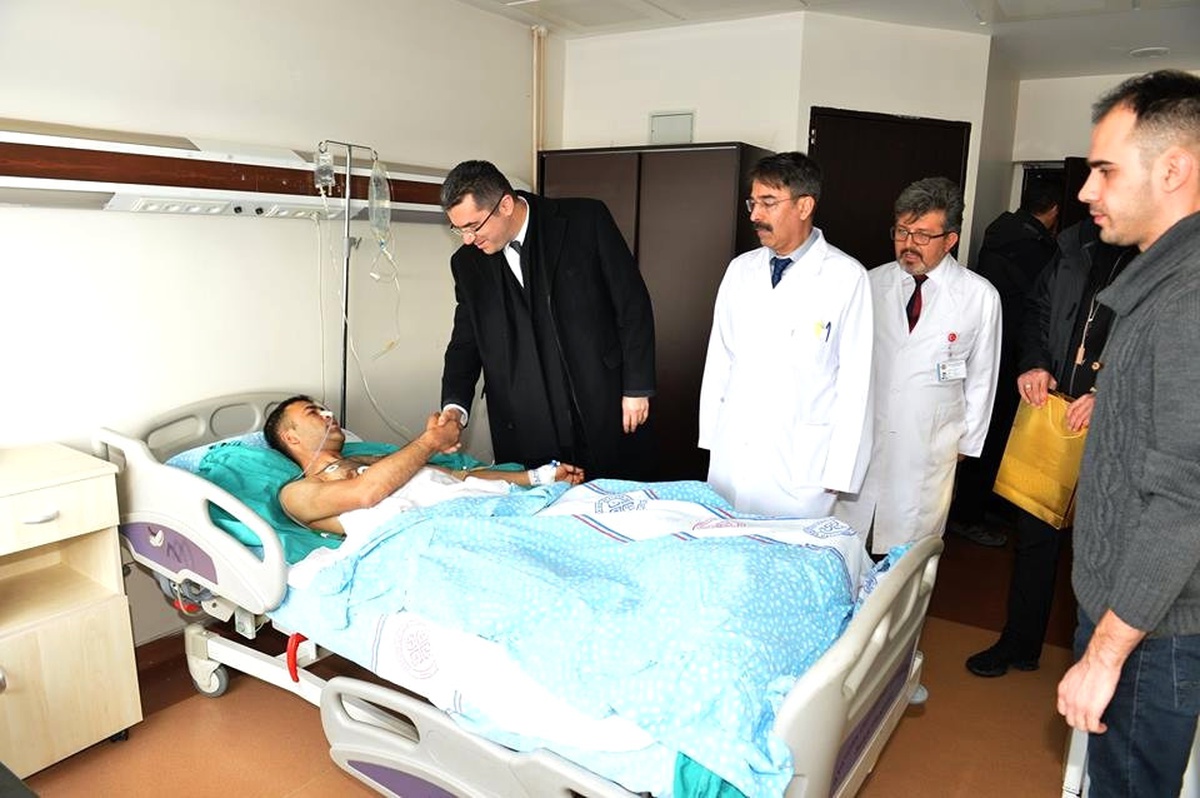 Vali Memiş, Yaralı Askerleri Ziyaret Etti