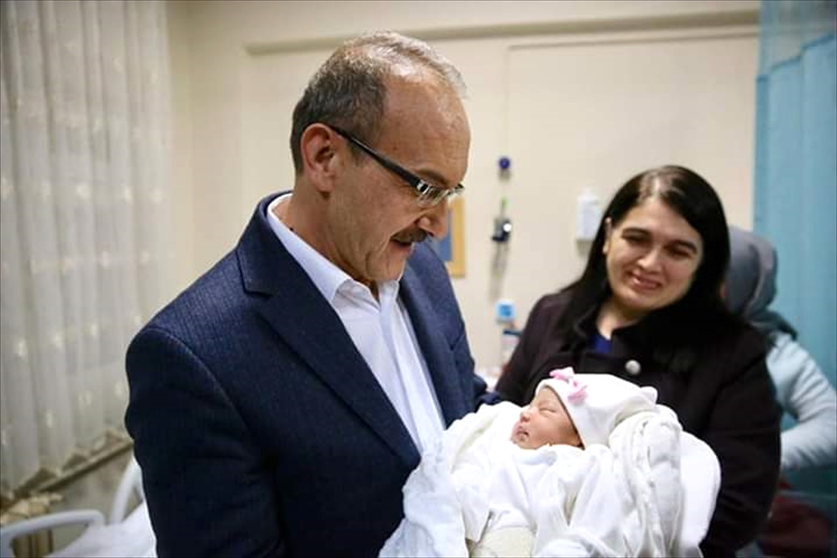 Vali Yavuz Yeni Doğan Bebeğe İsim Verdi