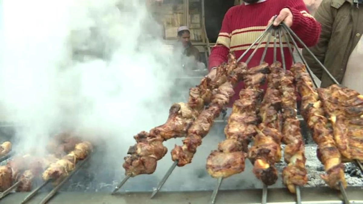 Video | Terör Bitti Turistler Peştun Yemeklerini Tatmak İçin Peşaver\'e Akın Etti