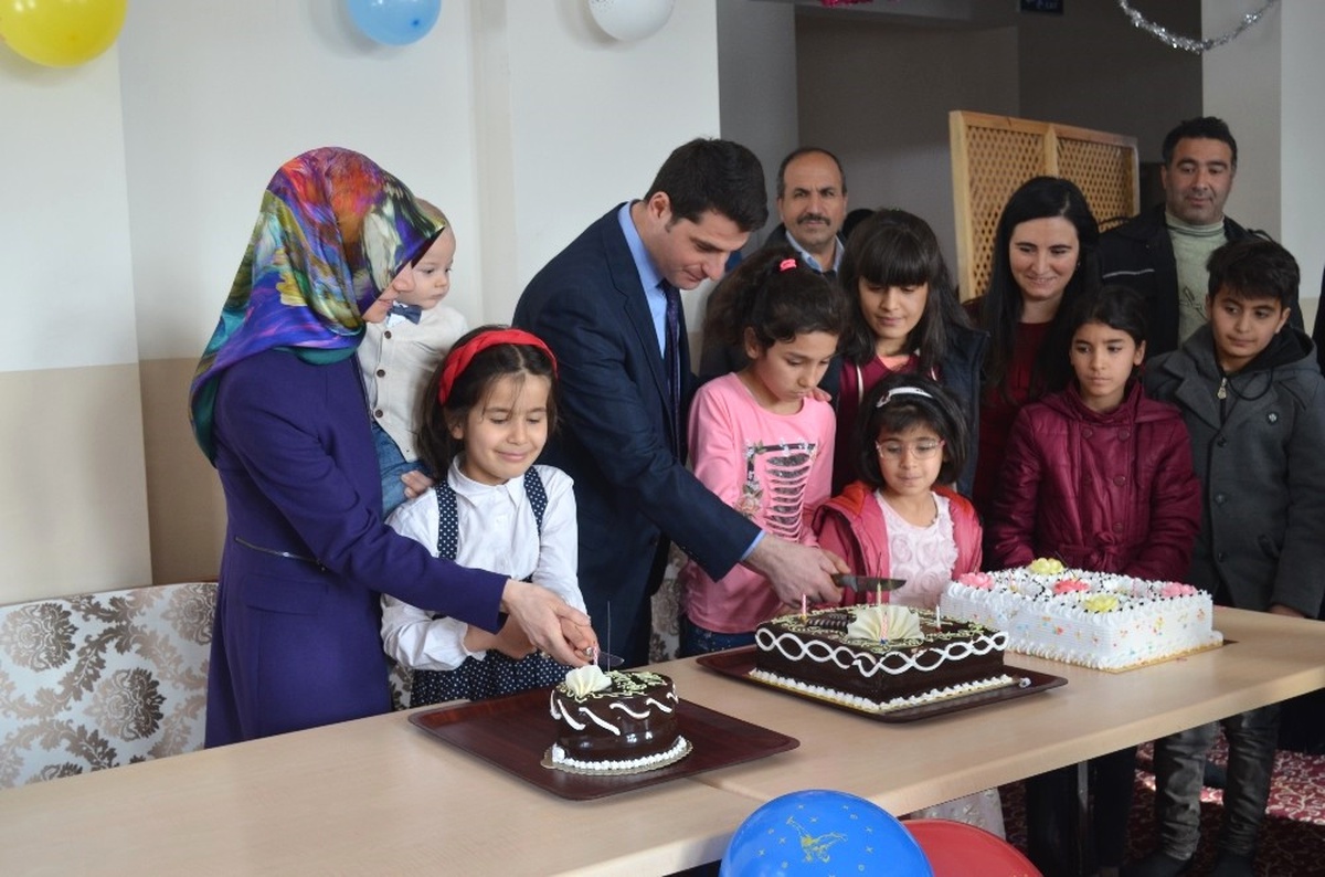 Yatılı Okulda Kalan Öğrencilere Doğum Günü Sürprizi