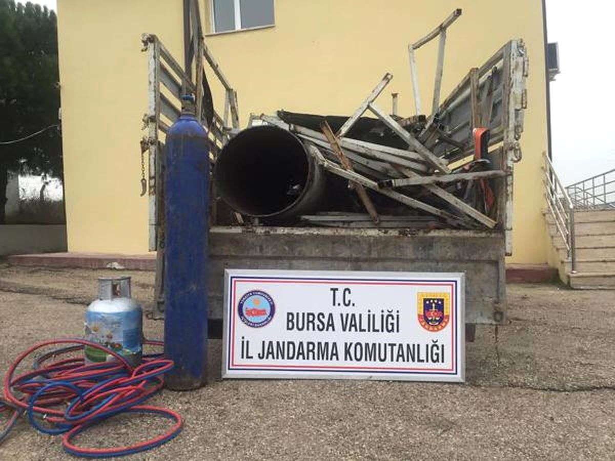 Yol İşaret Tabelalarını Oksijen Tüpüyle Kesip Çalmaya Çalışan 5 Kişi Yakalandı