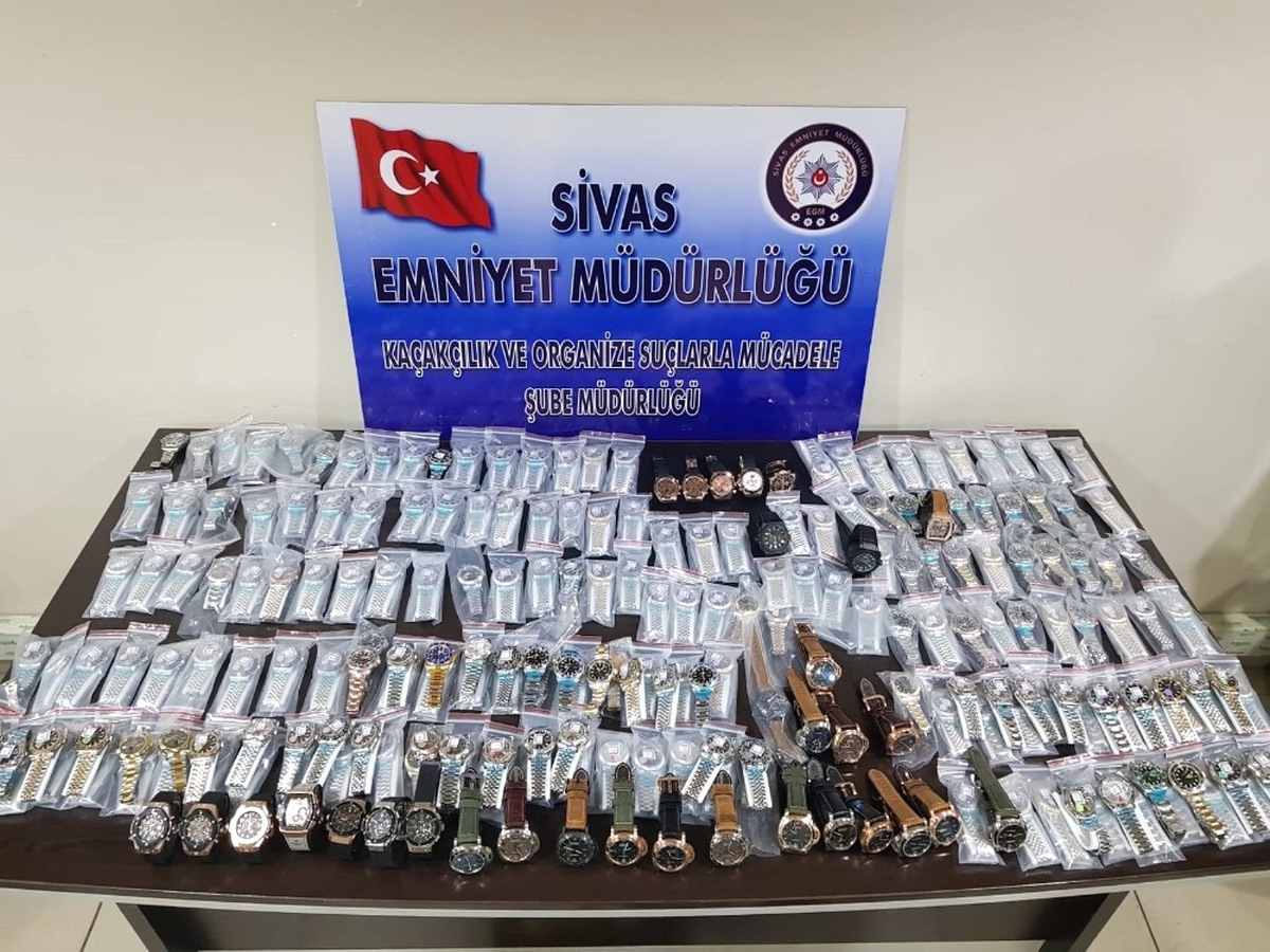 Yolcu Otobüsünde 250 Bin Liralık Kaçak Kol Saati Ele Geçirildi
