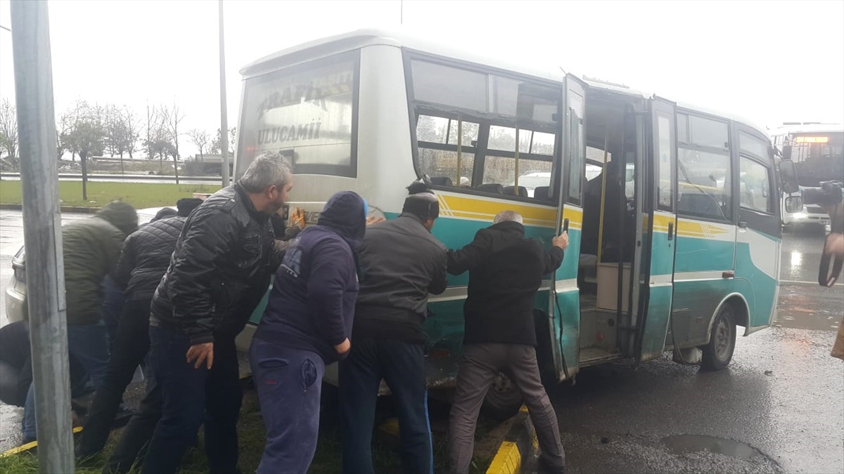 Zonguldak\'ta Trafik Kazası: 4\'ü Öğrenci 5 Yaralı
