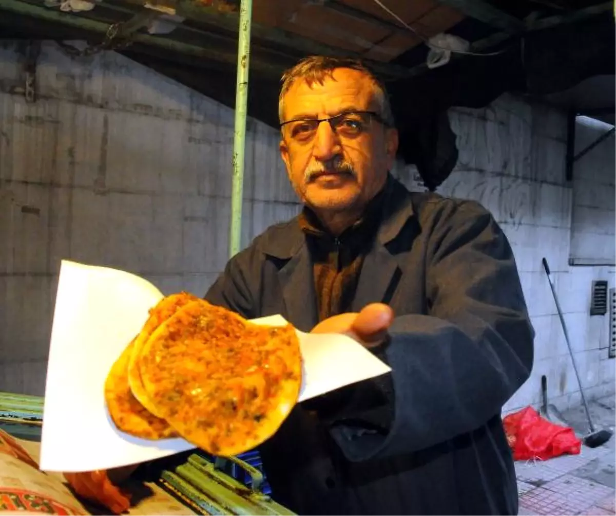 56 Yıllık Lahmacuncu, Tablasında Günde 800\'e Yakın Lahmacun Satıyor