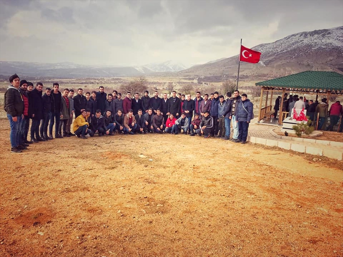 AK Parti Elazığ Gençlik Kolları, Şehit Sekin\'in Kabrini Ziyaret Etti