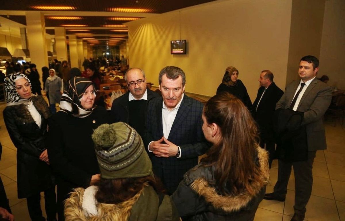 AK Parti\'nin Zeytinburnu Belediye Başkan Adayı Ömer Arısoy, Öğrencilerle Buluştu
