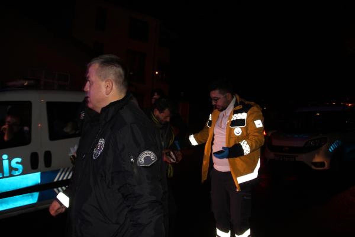 Alkolün Etkisiyle Düşerek Yaralanan Kişi, Polisin Elini Tutarak, \'Beni Bırakma Ağabey\' Dedi