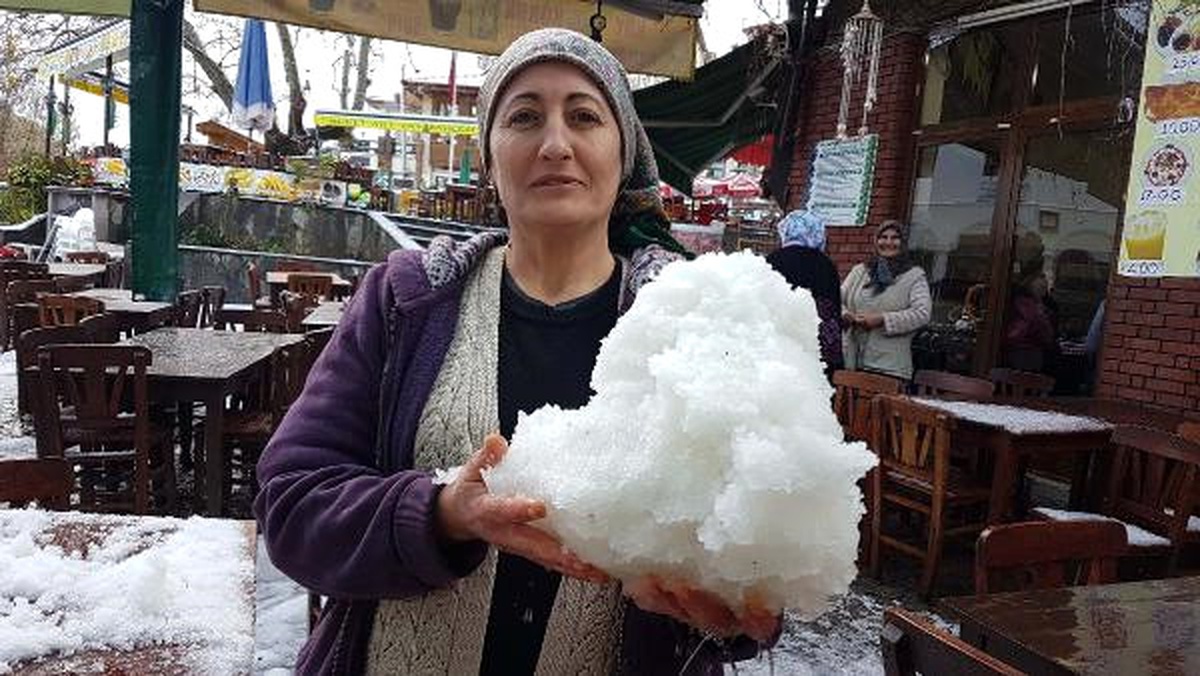 Altınoluk Dolu Yağışıyla Beyaza Büründü