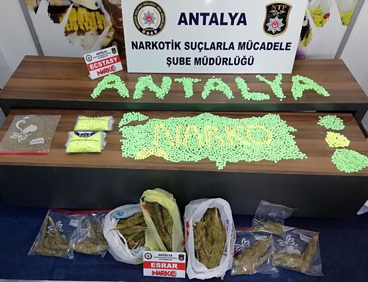 Antalya\'da Uyuşturucu Operasyonu: 2\'si Kadın 7 Gözaltı