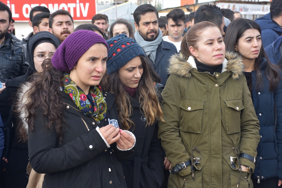 Arkadaşlarını Anmak İçin Kaza Yerine Karanfil Bıraktılar
