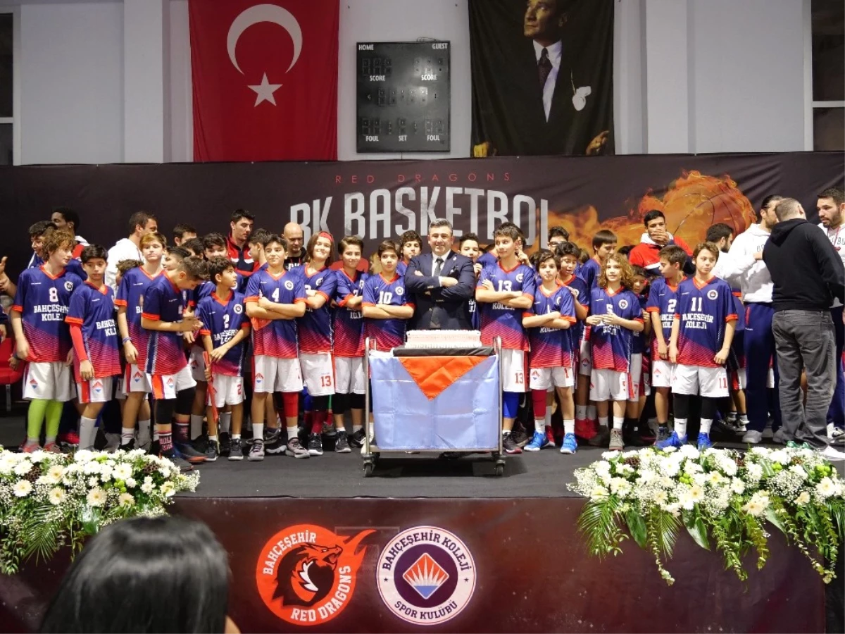 Bahçeşehir Koleji Basketbol Takımı, İzmir\'de Öğrenciler ve Altyapı Oyuncularıyla Buluştu