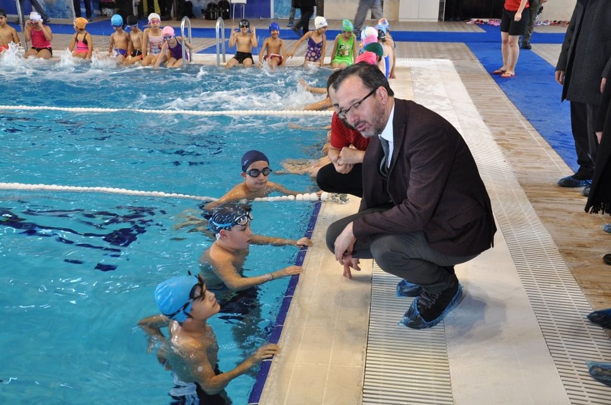 Bakan Kasapoğlu, Kars Olimpik Yüzme Havuzu\'nda Çocuklarla Buluştu