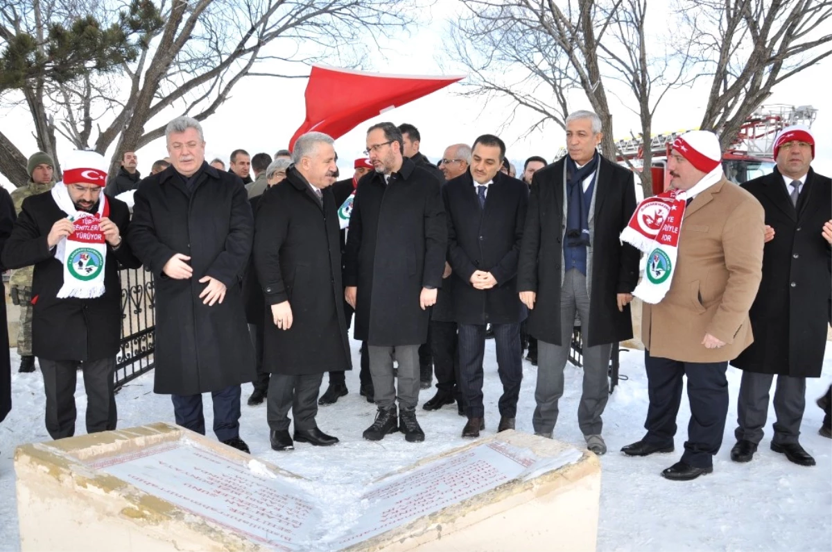 Bakan Kasapoğlu, Türkiye\'nin Kardan Yapılan En Büyük Şehit Askerler Heykelini Açtı