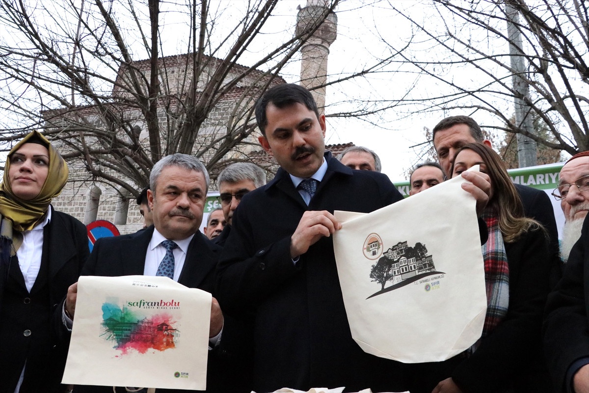 Bakan Kurum, Vatandaşlara Bez Çanta Dağıttı