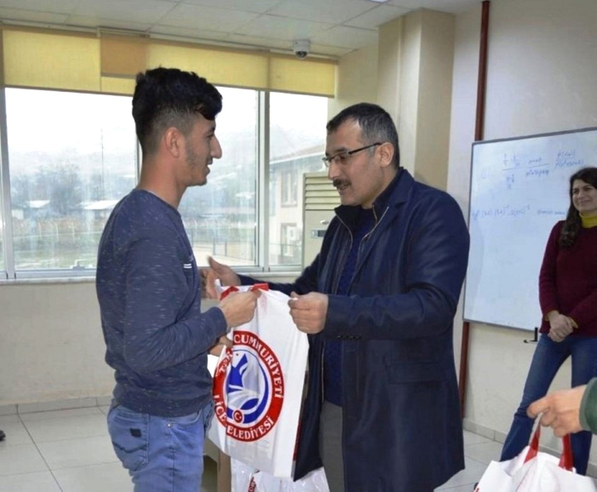Başkan Çelik Kitap Dağıtım Törenine Katıldı