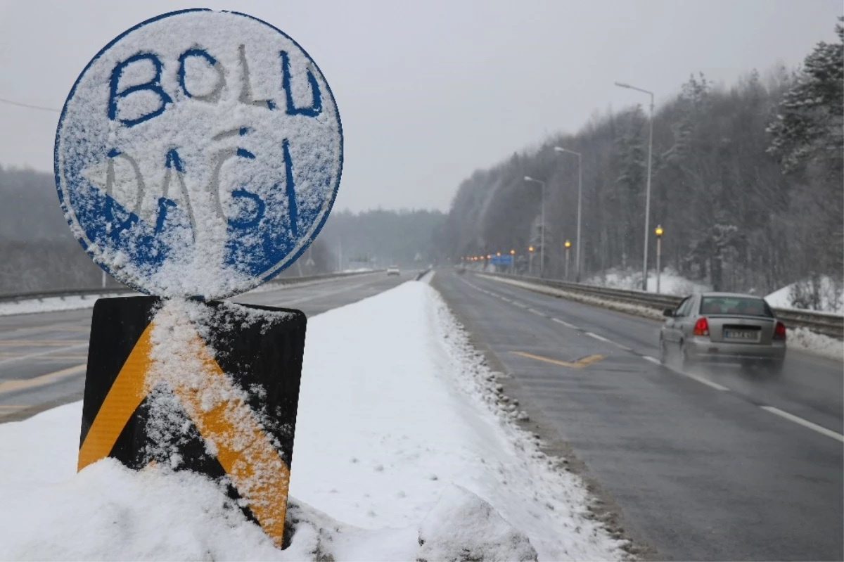 Bolu Dağı\'nda Kar Yağışı Devam Ediyor