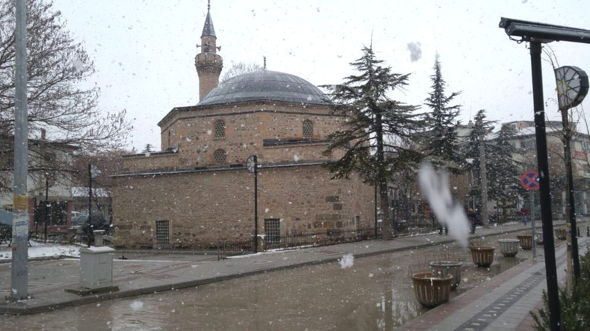 Bolvadin\'de 2 Yıl Aradan Sonra Yağan Kar Sevinçle Karşılandı