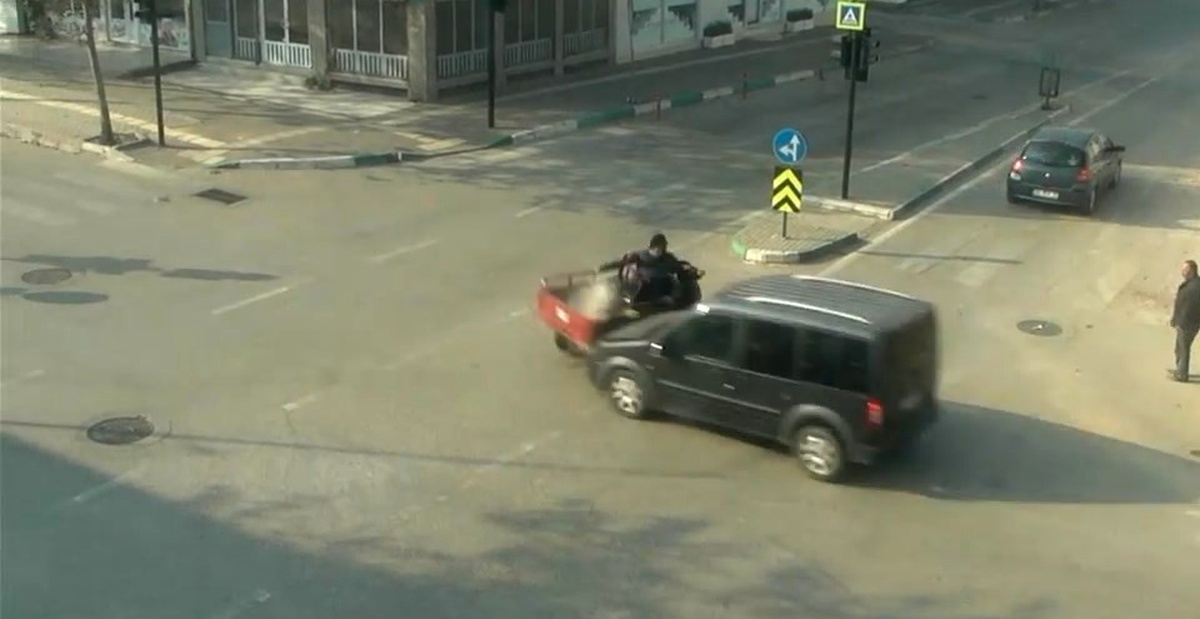 Bursa\'da Otomobil ve Motosiklet Kafa Kafaya Çarpıştı