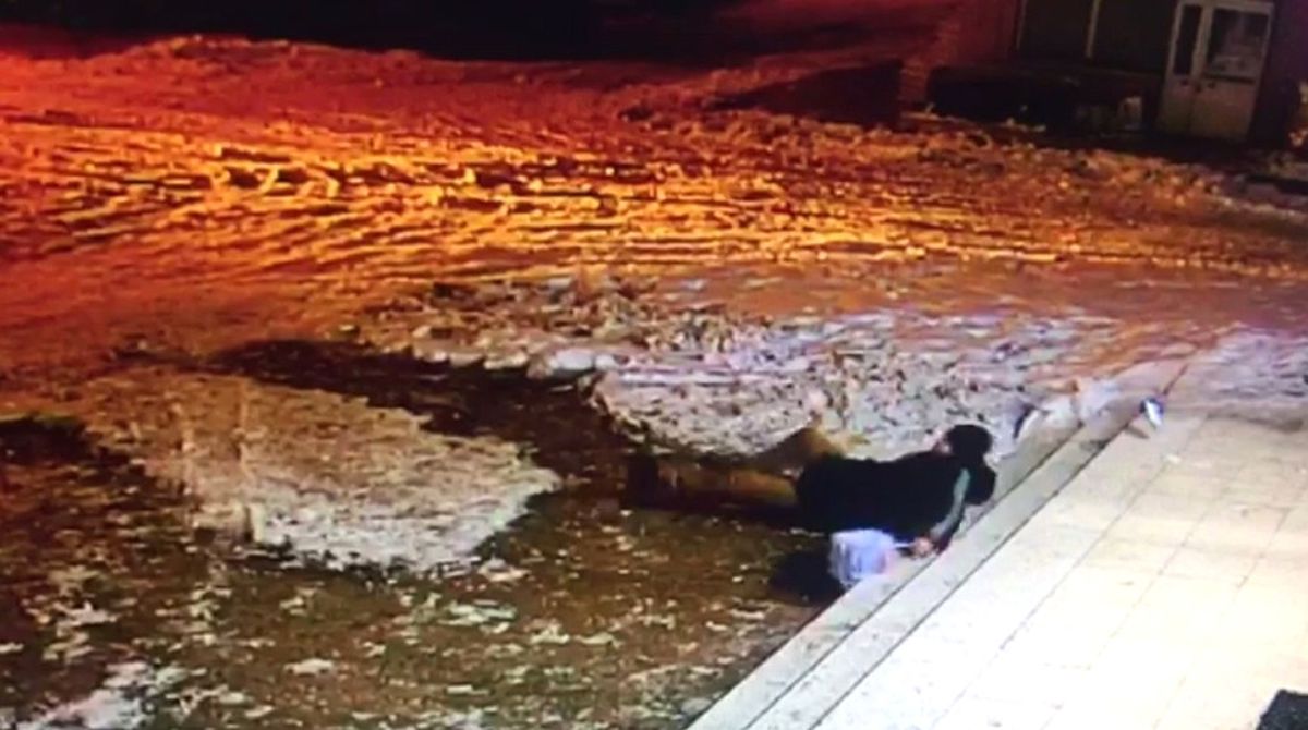 Buz Tutan Merdivenden Böyle Düştü