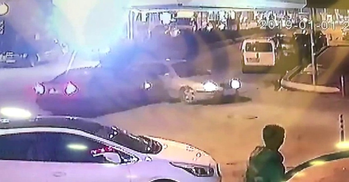 Caddeye Dönüş Yapmak İsteyen Otomobile Çarptı