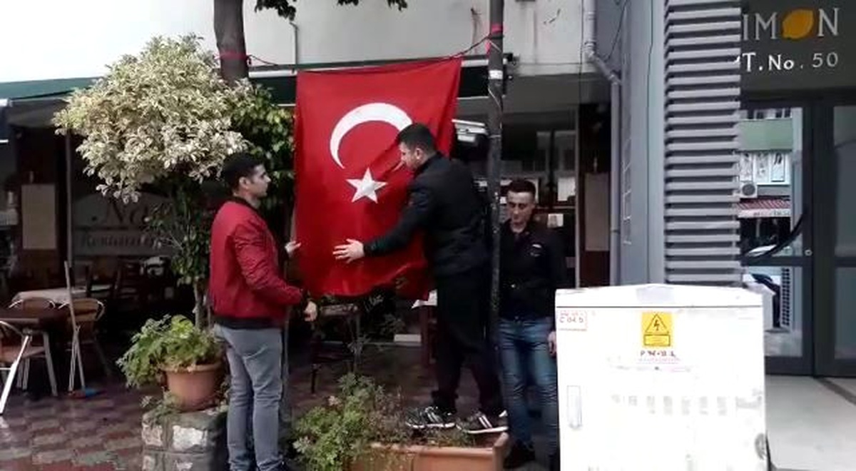 Çarşı İznine Çıkan Askerlerin Bayrak Hassasiyeti Duygulandırdı