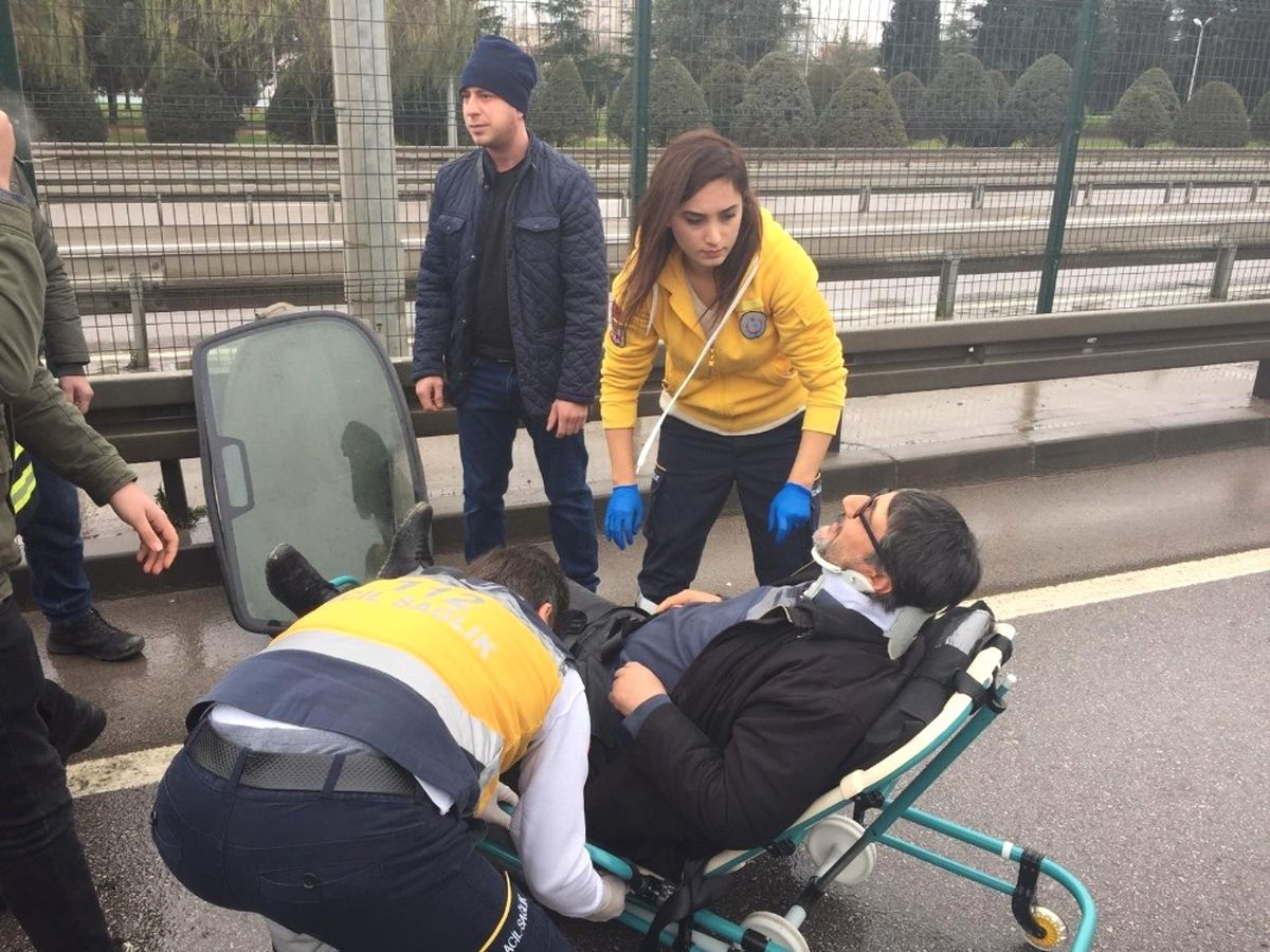 D100\'de Otomobil Hafif Ticari Araç ile Çarpıştı: 2 Yaralı