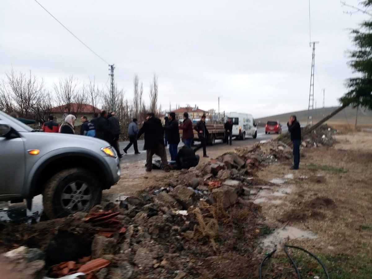 Develi\'de 13 Yaşındaki Öğrenciye Otomobil Çarptı