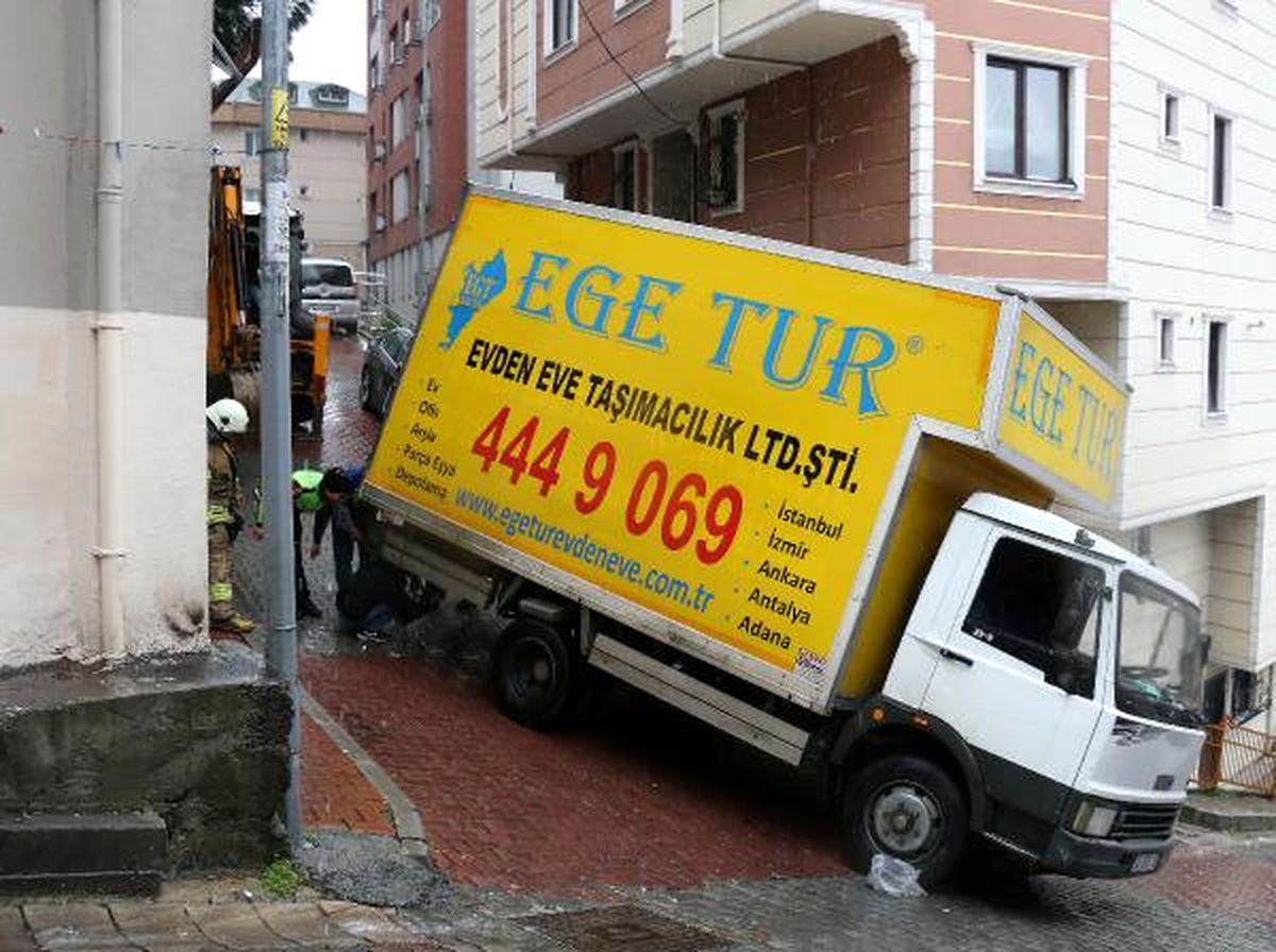 Devrilme Tehlikesi Geçiren Kamyonet Kepçeyle Kurtarıldı