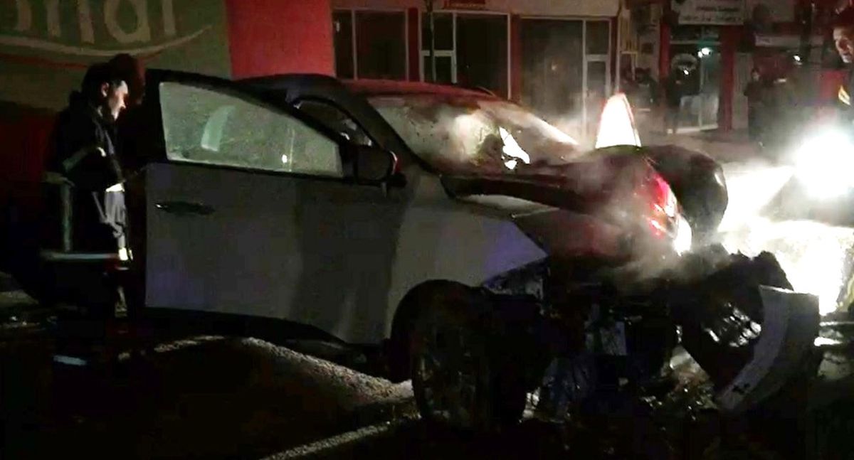 Direğe Çarpan Otomobil Alev Aldı: 3 Yaralı
