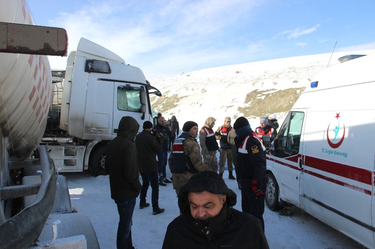 Erzurum\'da 10 Aracın Karıştığı Zincirleme Trafik Kazası: 1 Ölü