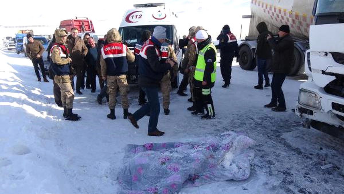 Erzurum\'da 7 Araç Birbirine Girdi: 1 Ölü, 4 Yaralı