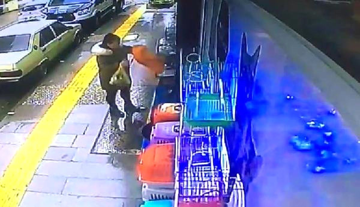 Evden Getirdiği Kızının Battaniyesini Sokak Köpeğinin Üzerine Örttü
