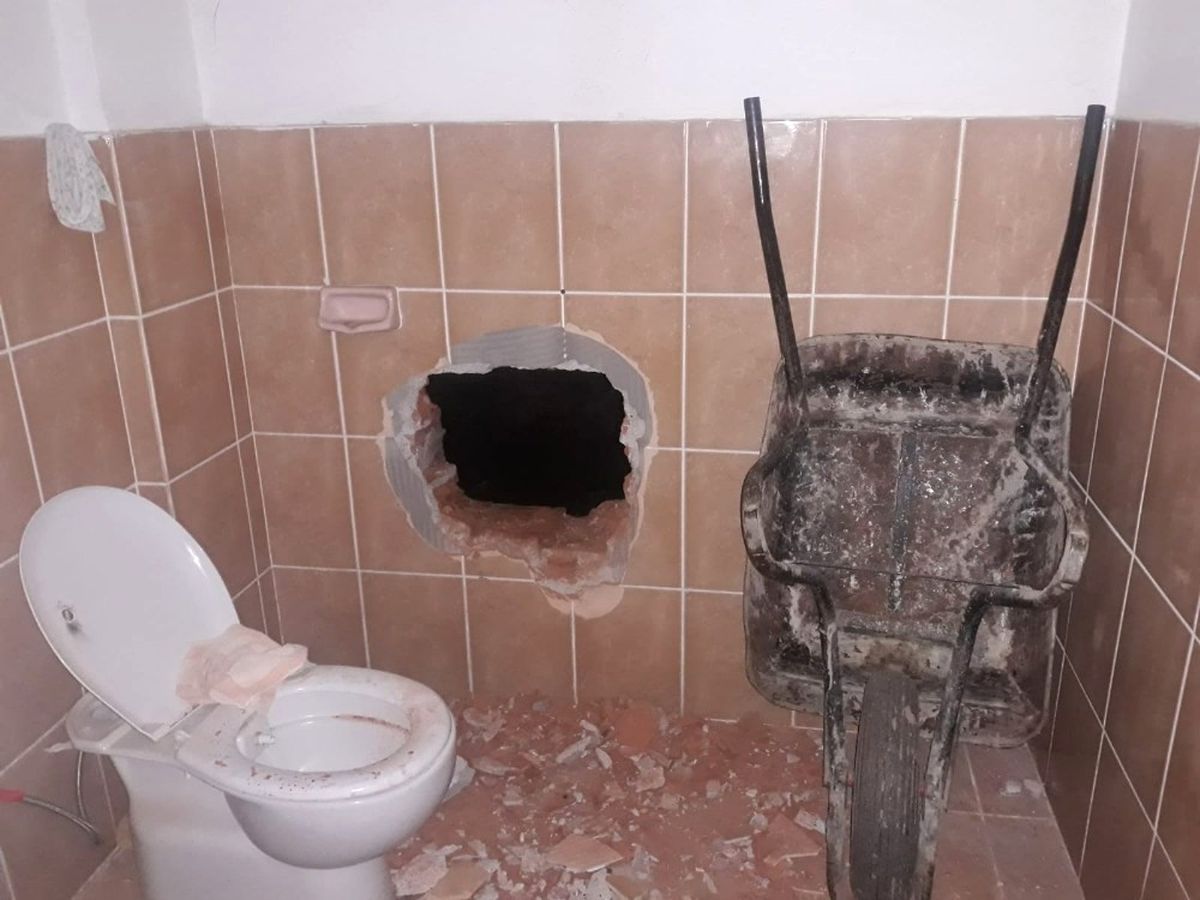 Evin Duvarını Delip Hırsızlık Yaparken Yakalandılar
