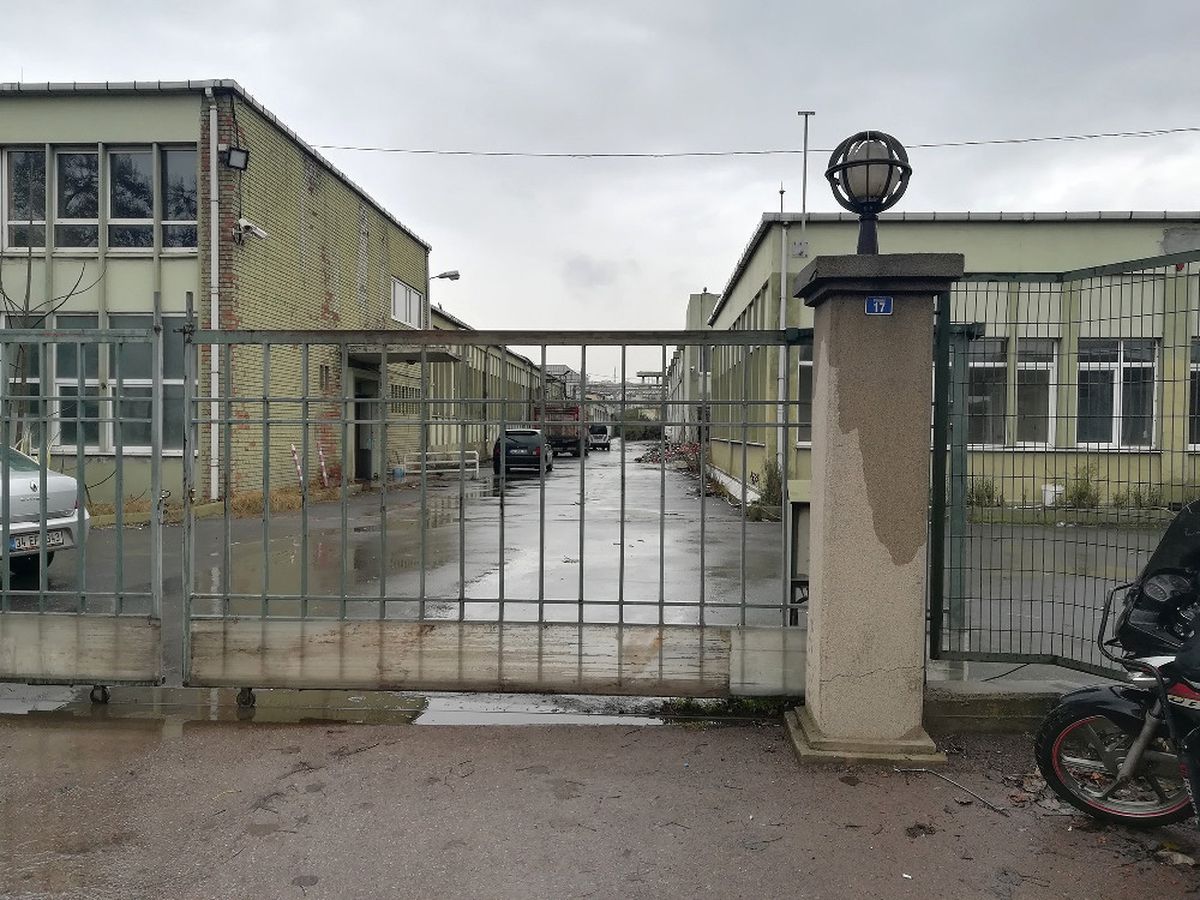 Fabrika Yıkımında İşçiler Çatıdan Düştü: 1 Ölü 1 Yaralı