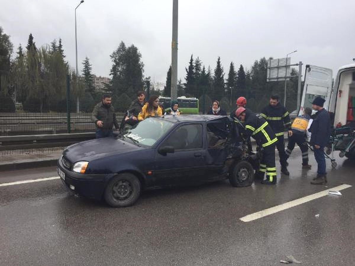 Hafif Ticari Araç, Otomobile Çarptı: 2 Yaralı