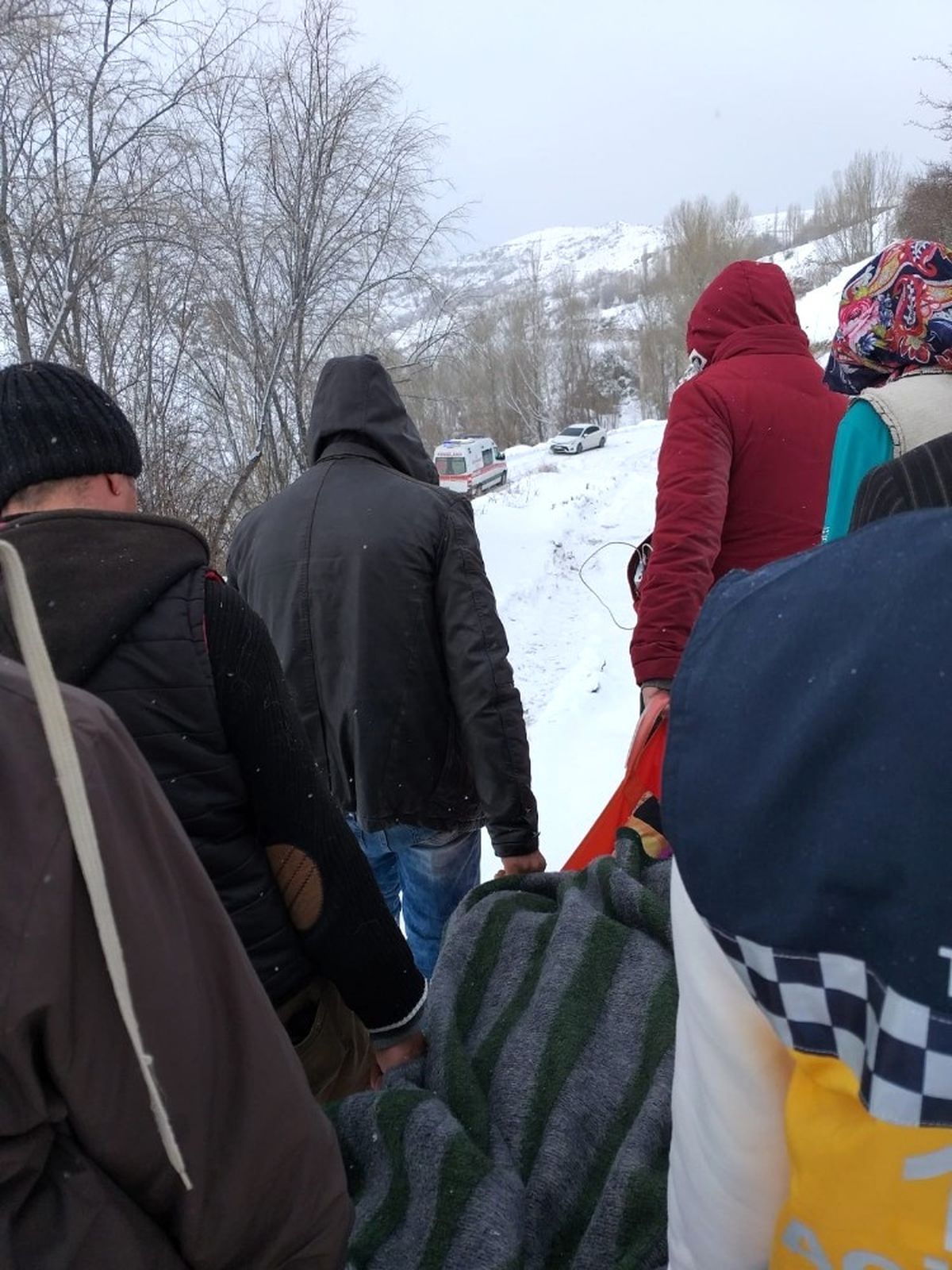 Hastayı 1 Kilometre Taşıdılar