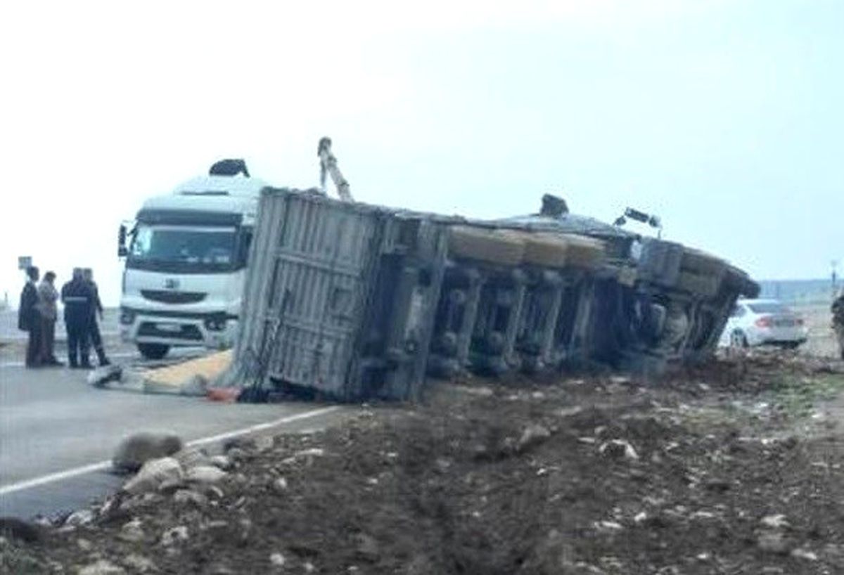 Hatay\'da Tır Devrildi, Mısırlar Yola Saçıldı