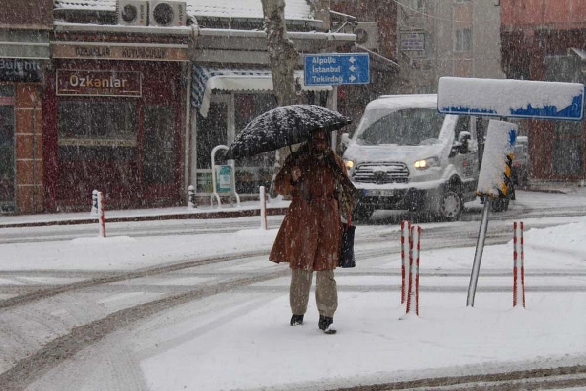 Hayrabolu\'da Kar Yağışı Etkili Oldu