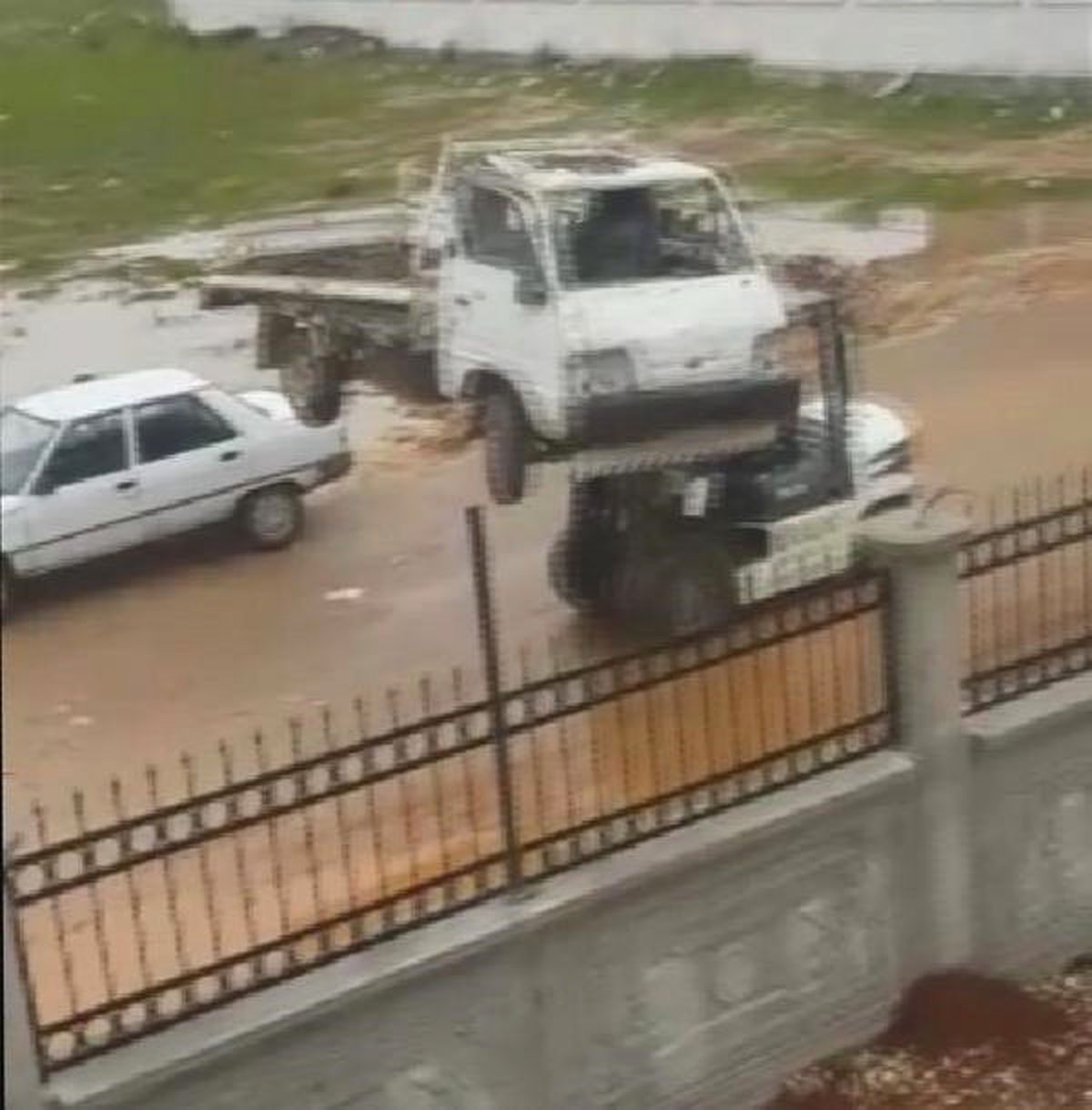 Hurda Kamyoneti Forklift ile Taşıdılar