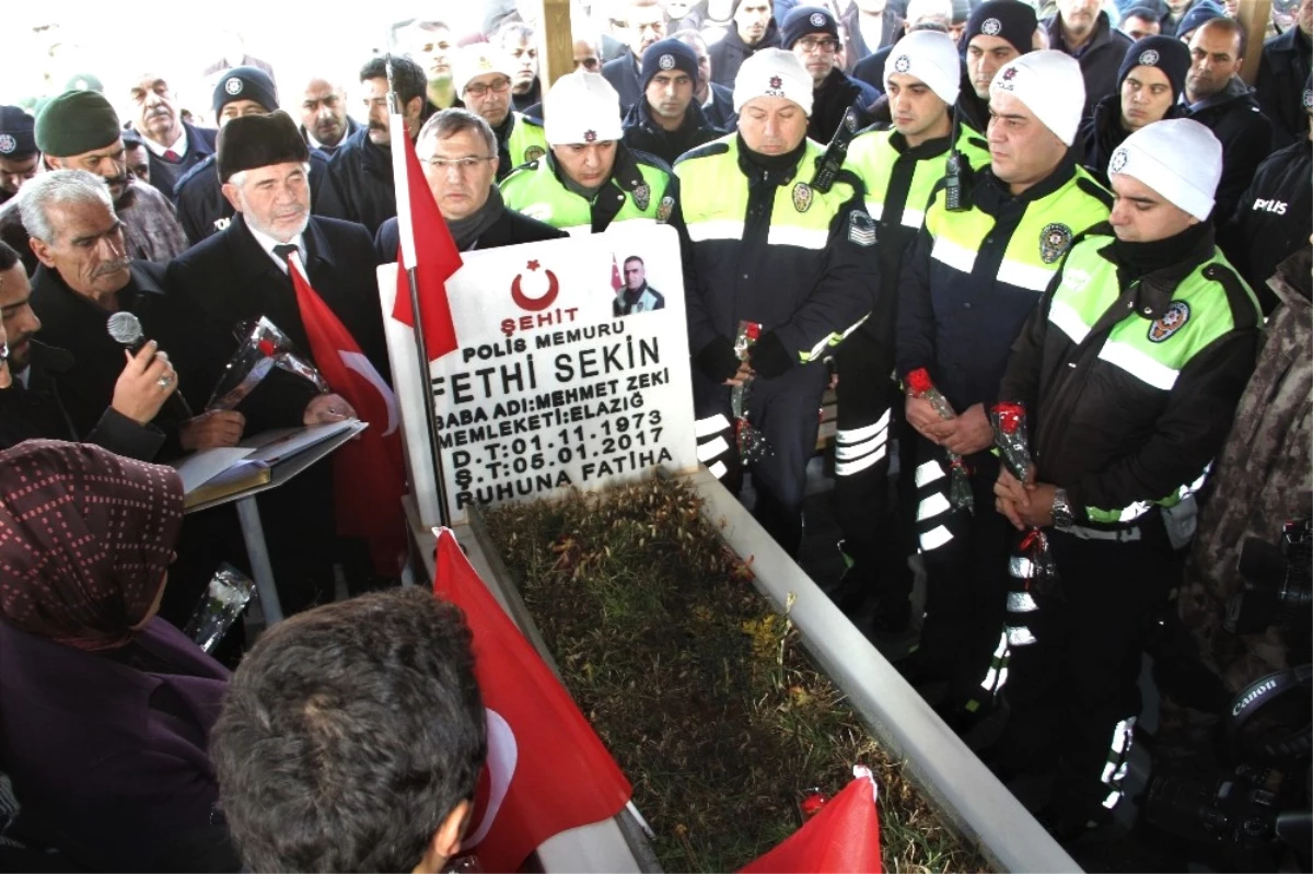 İzmir Kahramanı Şehit Fethi Sekin İçin Kabri Başında Anma Töreni