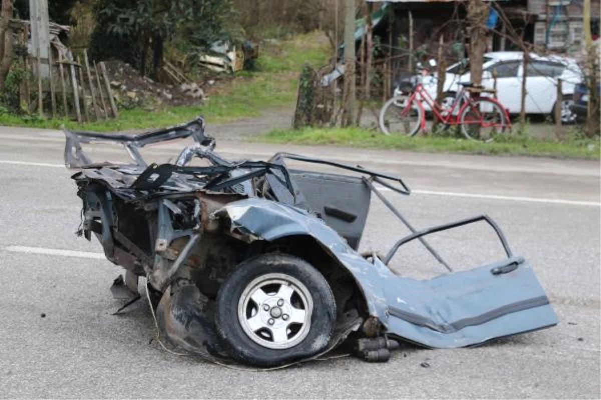 Kazada İkiye Bölünen Otomobilin Genç Sürücüsü Öldü